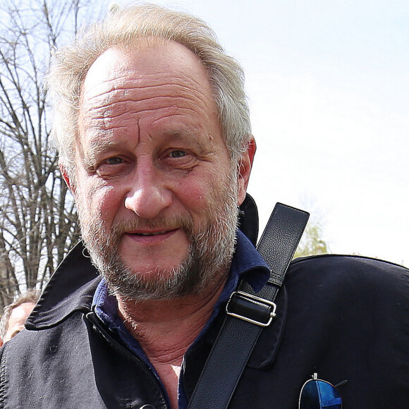 S'est ajouté à cela sa dépendance à l'alcool.
Benoit Poelvoorde à la sortie des studios de Radio France à Paris. © Jonathan Rebboah / Panoramic / Bestimage