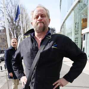 C'est notamment à cette période-là de sa vie qu'il s'est mis à faire des insomnies.
Benoit Poelvoorde à la sortie des studios de Radio France à Paris. Le 29 mars 2023 © Jonathan Rebboah / Panoramic / Bestimage 