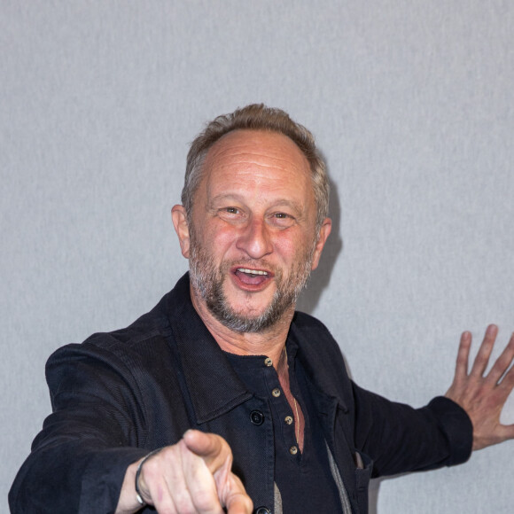 Benoît Poelvoorde au photocall de "Comment je suis devenu un super-héros" lors du 46ème Festival du Cinéma Américain de Deauville, le 13 septembre 2020. © Olivier Borde/Bestimage 