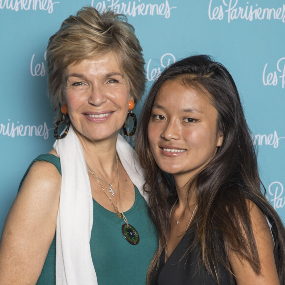 Véronique Jannot a adopté alors qu'elle était quinquagénaire.
Exclusif - Véronique Jannot et sa fille Migmar - Photocall de la première du spectacle "Les Parisiennes" aux Folies Bergères à Paris