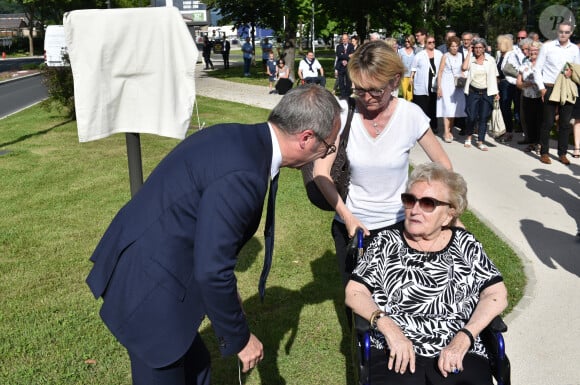 "Elle va aussi bien que possible", a-t-elle expliqué.
Inauguration de la rue Jacques et Bernadette Chirac, par la femme de l'ancien président de la République, Bernadette Chirac (en fauteuil roulant) et sa fille Claude, à Brive-la-Gaillarde. Le 8 juin 2018 