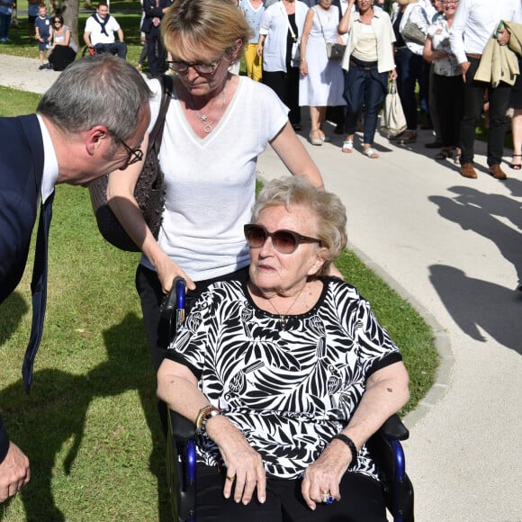 "Elle va aussi bien que possible", a-t-elle expliqué.
Inauguration de la rue Jacques et Bernadette Chirac, par la femme de l'ancien président de la République, Bernadette Chirac (en fauteuil roulant) et sa fille Claude, à Brive-la-Gaillarde. Le 8 juin 2018 