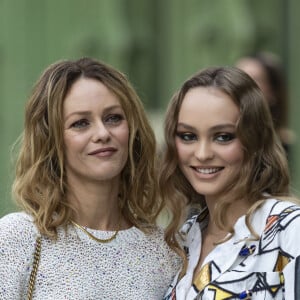 Outre ses célèbres parents, Lily-Rose Depp a également deux parrains très connus bien que controversés. 
Vanessa Paradis et sa fille Lily-Rose Depp - Les célébrités au photocall du défilé "Chanel Cruise Collection 2020" au Grand Palais. Paris, le 3 mai 2019. 