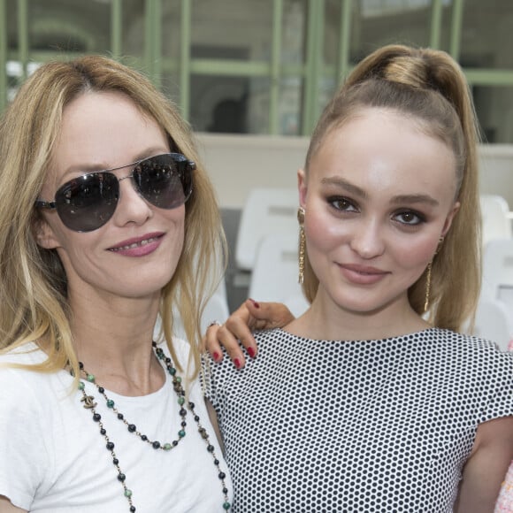 Preuve de son amitié solide avec Johnny Depp, Marilyn Manson a d'ailleurs témoigné en la faveur de son ami lors du procès qui l'a opposé à Amber Heard. 
Vanessa Paradis et Lily-Rose Depp - People au 2ème défilé de mode "Chanel", collection Haute-Couture automne-hiver 2018/2019, à Paris, le 3 juillet 2018. 