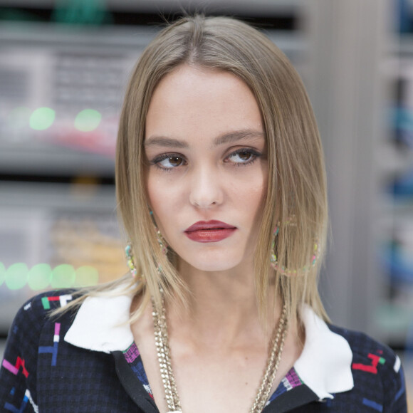 Lily-Rose Depp - People au défilé de mode "Chanel", collection prêt-à-porter Printemps-Eté 2017 au Grand Palais à Paris, le 4 octobre 2016.