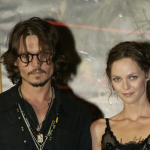 Archives - Johnny Depp et sa compagne Vanessa Paradis - Première du film "Pirates des Caraïbes : Le Secret du coffre maudit" à Paris le 6 juillet 2006.