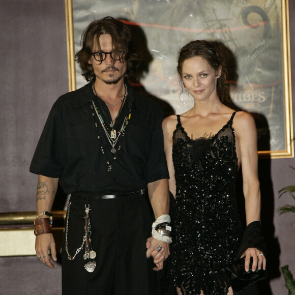 Archives - Johnny Depp et sa compagne Vanessa Paradis - Première du film "Pirates des Caraïbes : Le Secret du coffre maudit" à Paris le 6 juillet 2006.