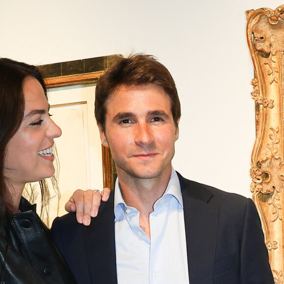  "C'est la femme de ménage qui m'appelle un jour et qui me dit 'Madame Delon, je suis choquée, je fais le ménage et je retrouve la photo de vous, de votre mari et de votre fils dans un tiroir'.
Anouchka Delon et son mari Julien Dereims - Conférence de presse pour la vente de la collection Alain Delon chez Bonhams Cornette de Saint Cyr à Paris le 19 juin 2023. © Coadic Guirec/Bestimage 