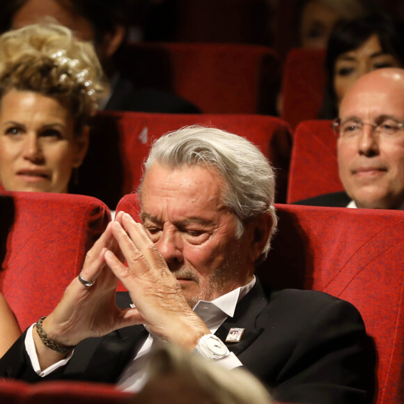 Alain Delon (avec un badge Paris Match d'une ancienne couverture du magazine titrant "Alain Delon, mes deux amours, Rosalie et Anouchka) et sa fille Anouchka (Robe Elie Saab) - Remise de la Palme d'Honneur à Alain Delon lors du 72ème Festival International du Film de Cannes. On may 19th 2019 © Jacovides-Moreau / Bestimage 