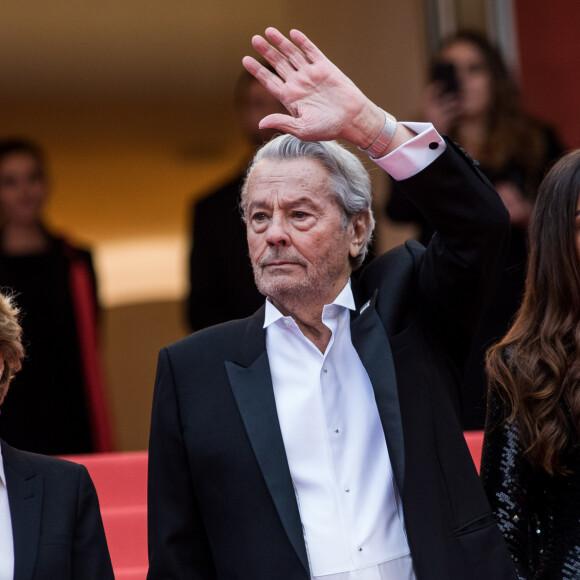 Alain Delon (avec un badge Paris Match d'une ancienne couverture du magazine titrant "Alain Delon, mes deux amours, Rosalie et Anouchka) et sa fille Anouchka Delon (Robe Elie Saab) - Montée des marches du film "A Hidden Life" lors du 72ème Festival International du Film de Cannes. Le 19 mai 2019 © Jacovides-Moreau / Bestimage 