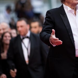 Alain Delon (avec un badge Paris Match d'une ancienne couverture du magazine titrant "Alain Delon, mes deux amours, Rosalie et Anouchka) - Montée des marches du film "A Hidden Life" lors du 72ème Festival International du Film de Cannes. Le 19 mai 2019 © Jacovides-Moreau / Bestimage 