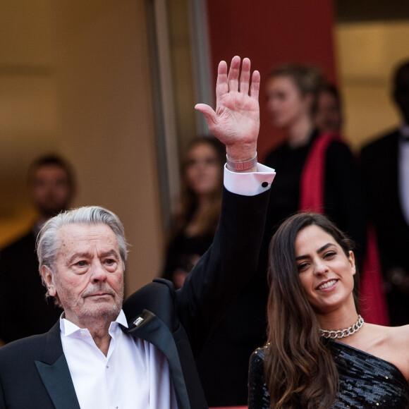 Alain Delon (avec un badge Paris Match d'une ancienne couverture du magazine titrant "Alain Delon, mes deux amours, Rosalie et Anouchka) et sa fille Anouchka Delon (Robe Elie Saab) - Montée des marches du film "A Hidden Life" lors du 72ème Festival International du Film de Cannes. Le 19 mai 2019 © Jacovides-Moreau / Bestimage 