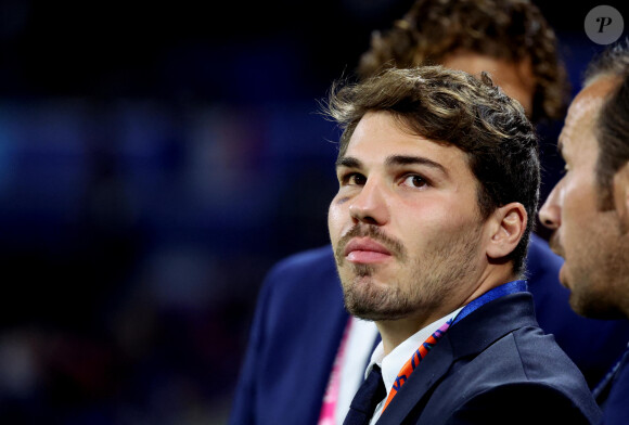 De plus, Antoine Dupont était dans l'équipe des titulaires
 
Antoine Dupont - Femmes de joueurs et joies à l'issue du match de Coupe du monde de rugby entre la France et l'Italie (60-7) à Lyon le 6 octobre 2023. © Cyril Moreau-Dominique Jacovides/Bestimage