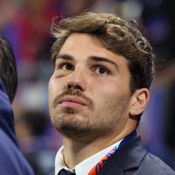 Antoine Dupont - Femmes de joueurs et joies à l'issue du match de Coupe du monde de rugby entre la France et l'Italie (60-7) à Lyon le 6 octobre 2023. © Cyril Moreau-Dominique Jacovides/Bestimage