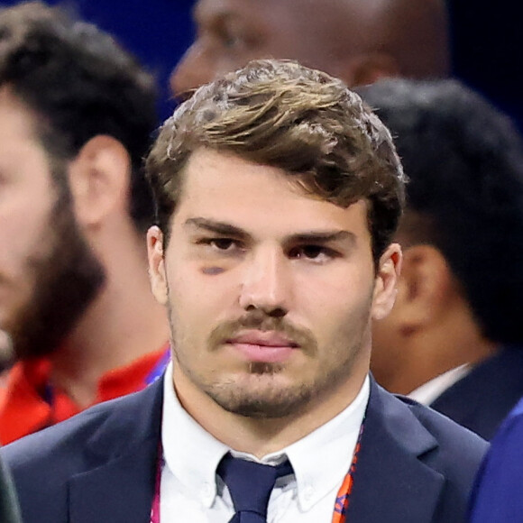 Antoine Dupont, la bonne nouvelle
 
Antoine Dupont - Femmes de joueurs et joies à l'issue du match de Coupe du monde de rugby entre la France et l'Italie à Lyon. © Cyril Moreau-Dominique Jacovides/Bestimage