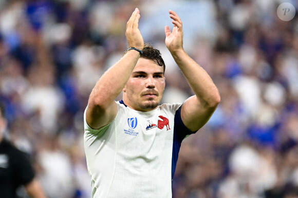 Le demi de mêlée des Bleus a été autorisé à reprendre l'entraînement
 
Antoine Dupont ( 9 - France ) - - Match d'ouverture de la coupe du monde de Rugby : La France l'emporte 27 à 13 face à la Nouvelle Zélande (All Blacks) au Stade de France à Saint-Denis le 8 septembre 2023. © Federico Pestellini / Panoramic / Bestimage