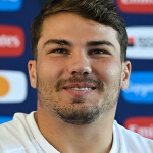 Présent à l'entraînement ce lundi 9 octobre, le rugbyman a participé à l'intégralité de l'entraînement
 
Antoine Dupont ( 9 - France ) - Conférence de presse de l'équipe de France de Rugby à Paris le 6 septembre 2023. © Federico Pestellini / Panoramic / Bestimage