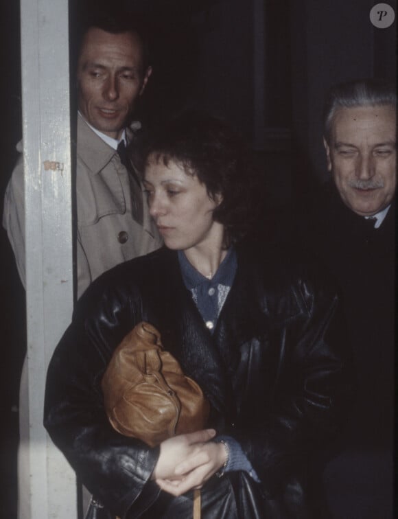 Ce mercredi 11 octobre, une information détonante vient d'être rapportée par "Le Parisien", dans cette triste affaire. L'un des corbeaux, trahi par son ADN, a été identifié par la justice.
Christine Villemin, Maîtres Garreau et Mozer - Membres de la famille Villemin lors de l'enquête sur l'affaire Grégory en 1984