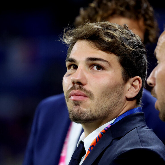Souffrant d'une double fracture maxillo-zygomatique, Antoine Dupont a été pris en charge en urgence
 
Antoine Dupont - Femmes de joueurs et joies à l'issue du match de Coupe du monde de rugby entre la France et l'Italie (60-7) à Lyon le 6 octobre 2023. © Cyril Moreau-Dominique Jacovides/Bestimage