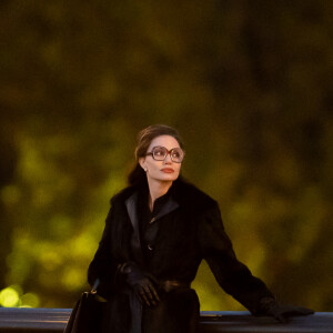 Et tous les deux semblaient heureux avec elle dans la capitale française !
Angelina Jolie, accompagnée de son fils Maddox, sur le tournage du biopic "Maria" sur la vie de Maria Callas sur le pont Alexandre III à Paris, le 11 octobre 2023. L'actrice incarne la cantatrice dont on célébrera la centenaire le 2 décembre 2023. 