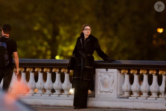 Et tous les deux semblaient heureux avec elle dans la capitale française !
Angelina Jolie, accompagnée de son fils Maddox, sur le tournage du biopic "Maria" sur la vie de Maria Callas sur le pont Alexandre III à Paris, le 11 octobre 2023. L'actrice incarne la cantatrice dont on célébrera la centenaire le 2 décembre 2023. 