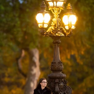 Angelina Jolie, accompagnée de son fils Maddox, sur le tournage du biopic "Maria" sur la vie de Maria Callas sur le pont Alexandre III à Paris, le 11 octobre 2023. L'actrice incarne la cantatrice dont on célébrera la centenaire le 2 décembre 2023. 