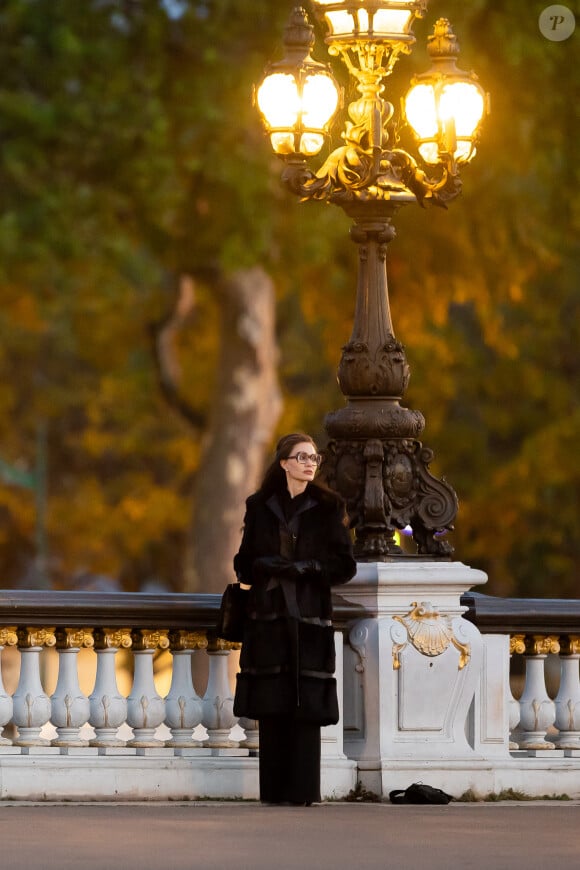Angelina Jolie, accompagnée de son fils Maddox, sur le tournage du biopic "Maria" sur la vie de Maria Callas sur le pont Alexandre III à Paris, le 11 octobre 2023. L'actrice incarne la cantatrice dont on célébrera la centenaire le 2 décembre 2023. 