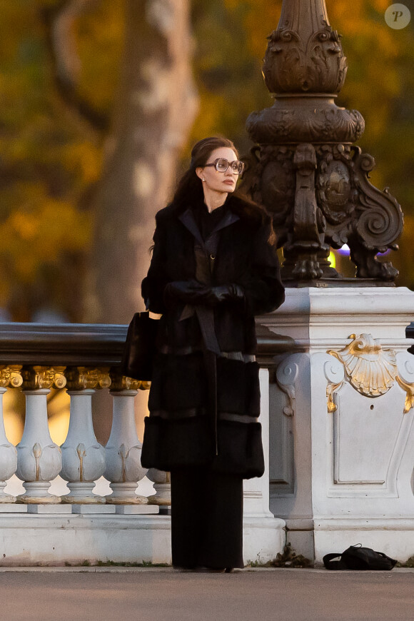 Angelina Jolie, accompagnée de son fils Maddox, sur le tournage du biopic "Maria" sur la vie de Maria Callas sur le pont Alexandre III à Paris, le 11 octobre 2023. L'actrice incarne la cantatrice dont on célébrera la centenaire le 2 décembre 2023. 
