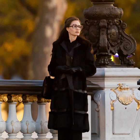 Angelina Jolie, accompagnée de son fils Maddox, sur le tournage du biopic "Maria" sur la vie de Maria Callas sur le pont Alexandre III à Paris, le 11 octobre 2023. L'actrice incarne la cantatrice dont on célébrera la centenaire le 2 décembre 2023. 