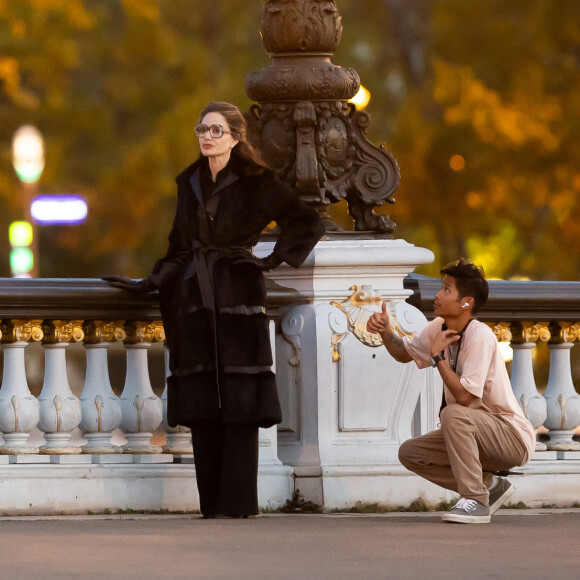 Angelina Jolie, accompagnée de son fils Pax, sur le tournage du biopic "Maria" sur la vie de Maria Callas sur le pont Alexandre III à Paris, le 11 octobre 2023. L'actrice incarne la cantatrice dont on célébrera la centenaire le 2 décembre 2023. 