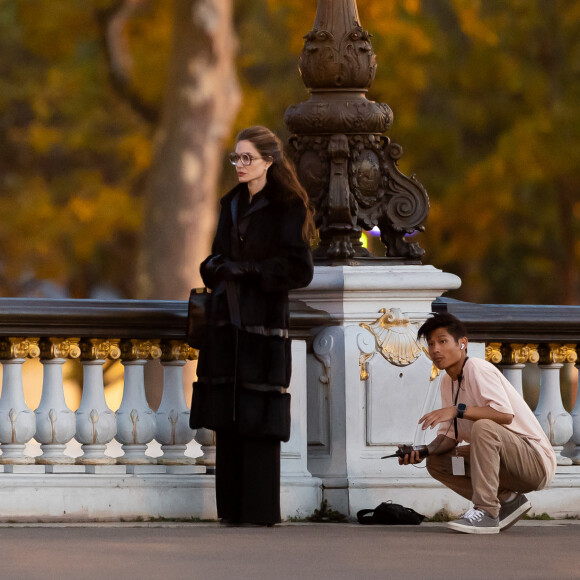 Elle était en effet venue à Paris avec Maddox et Pax, ses deux fils aînés.
Angelina Jolie, accompagnée de son fils Pax, sur le tournage du biopic "Maria" sur la vie de Maria Callas sur le pont Alexandre III à Paris, le 11 octobre 2023. L'actrice incarne la cantatrice dont on célébrera la centenaire le 2 décembre 2023. 