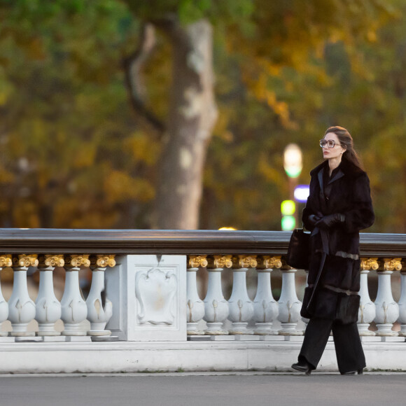 Angelina Jolie, accompagnée de son fils Pax, sur le tournage du biopic "Maria" sur la vie de Maria Callas sur le pont Alexandre III à Paris, le 11 octobre 2023. L'actrice incarne la cantatrice dont on célébrera la centenaire le 2 décembre 2023. 