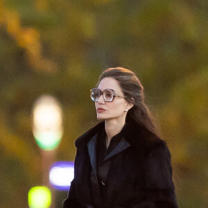 Angelina Jolie, accompagnée de son fils Pax, sur le tournage du biopic "Maria" sur la vie de Maria Callas sur le pont Alexandre III à Paris, le 11 octobre 2023. L'actrice incarne la cantatrice dont on célébrera la centenaire le 2 décembre 2023. 