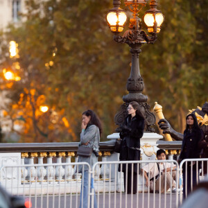 Angelina Jolie, accompagnée de son fils Pax, sur le tournage du biopic "Maria" sur la vie de Maria Callas sur le pont Alexandre III à Paris, le 11 octobre 2023. L'actrice incarne la cantatrice dont on célébrera la centenaire le 2 décembre 2023. 