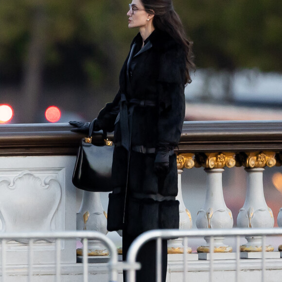 Angelina Jolie, accompagnée de son fils Pax, sur le tournage du biopic "Maria" sur la vie de Maria Callas sur le pont Alexandre III à Paris, le 11 octobre 2023. L'actrice incarne la cantatrice dont on célébrera la centenaire le 2 décembre 2023. 