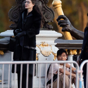 Angelina Jolie, accompagnée de son fils Pax, sur le tournage du biopic "Maria" sur la vie de Maria Callas sur le pont Alexandre III à Paris, le 11 octobre 2023. L'actrice incarne la cantatrice dont on célébrera la centenaire le 2 décembre 2023. 