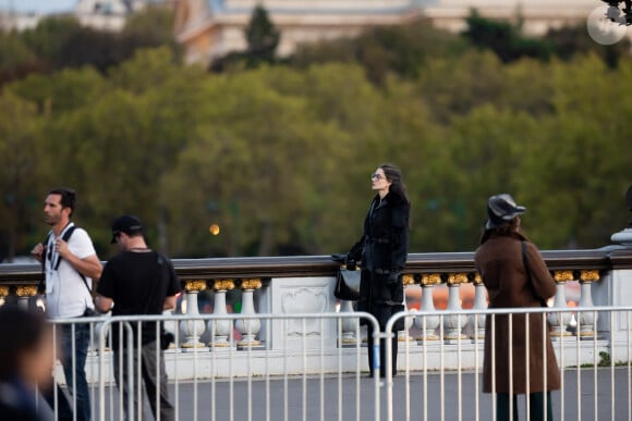Angelina Jolie, accompagnée de son fils Pax, sur le tournage du biopic "Maria" sur la vie de Maria Callas sur le pont Alexandre III à Paris, le 11 octobre 2023. L'actrice incarne la cantatrice dont on célébrera la centenaire le 2 décembre 2023. 