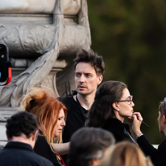 Angelina Jolie, accompagnée de son fils Pax, sur le tournage du biopic "Maria" sur la vie de Maria Callas sur le pont Alexandre III à Paris, le 11 octobre 2023. L'actrice incarne la cantatrice dont on célébrera la centenaire le 2 décembre 2023. 