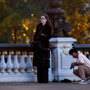 Angelina Jolie, accompagnée de son fils Pax, sur le tournage du biopic "Maria" sur la vie de Maria Callas à Paris, le 11 octobre 2023. L'actrice incarne la cantatrice dont on célébrera la centenaire le 2 décembre 2023. 