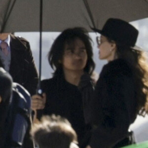 Angelina Jolie s'était choisi des partenaires privilégiés pour son prochain film.
Angelina Jolie, accompagnée de son fils Maddox, sur le tournage du biopic "Maria" sur la vie de M. Callas à Paris.