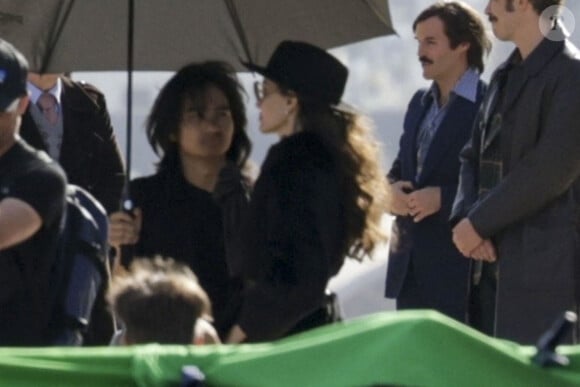 Angelina Jolie s'était choisi des partenaires privilégiés pour son prochain film.
Angelina Jolie, accompagnée de son fils Maddox, sur le tournage du biopic "Maria" sur la vie de M. Callas à Paris.