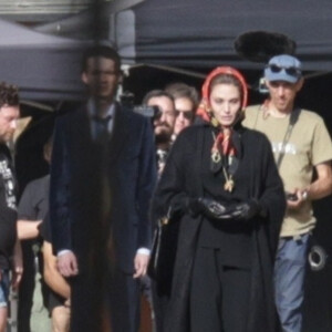 Angelina Jolie incarne M.Callas lors du tournage du biopic "Maria" de P.Larrain ("Jackie") devant le Palais-Royal à Paris, le 11 octobre 2023. L'actrice incarne la cantatrice, dont on célébrera le 100ème anniversaire le 2 décembre 2023. 