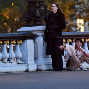 Angelina Jolie, accompagnée de son fils Pax, sur le tournage du biopic "Maria" sur la vie de Maria Callas à Paris, le 11 octobre 2023. L'actrice incarne la cantatrice dont on célébrera la centenaire le 2 décembre 2023. 