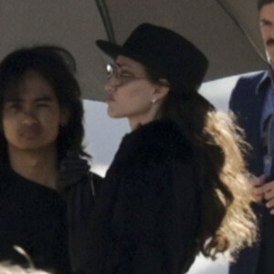 Son film est en tout cas très attendu !
Angelina Jolie, accompagnée de son fils Maddox, sur le tournage du biopic "Maria" sur la vie de M.Callas à Paris, le 11 octobre 2023. L'actrice incarne la cantatrice, dont on célébrera le centenaire le 2 décembre 2023. Maddox, qui a étudié à l'Université Yonsei en Corée du Sud, semble suivre les traces de ses célèbres parents, mais en choisissant de rester dans les coulisses. 