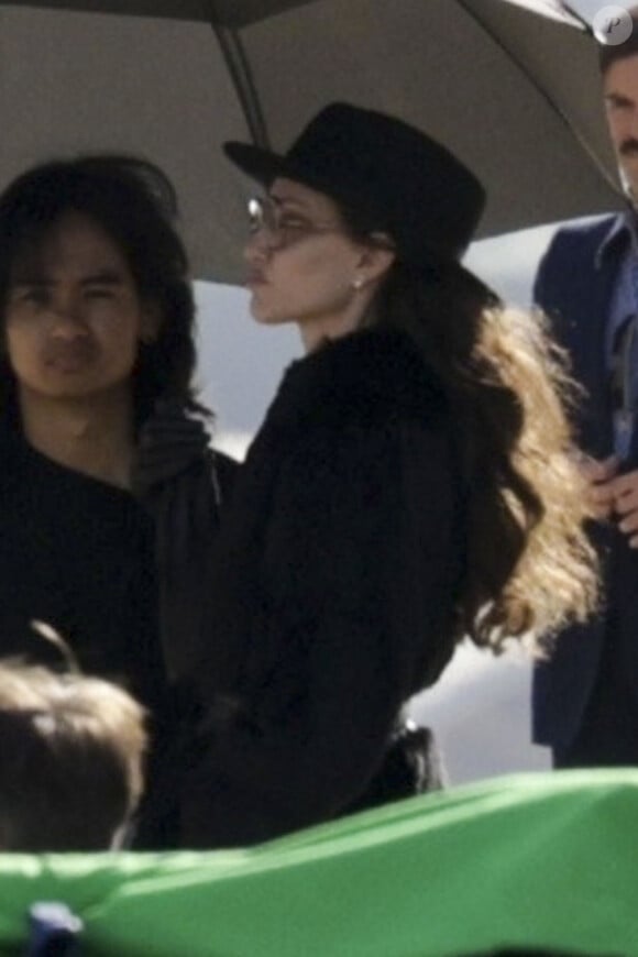 Son film est en tout cas très attendu !
Angelina Jolie, accompagnée de son fils Maddox, sur le tournage du biopic "Maria" sur la vie de M.Callas à Paris, le 11 octobre 2023. L'actrice incarne la cantatrice, dont on célébrera le centenaire le 2 décembre 2023. Maddox, qui a étudié à l'Université Yonsei en Corée du Sud, semble suivre les traces de ses célèbres parents, mais en choisissant de rester dans les coulisses. 