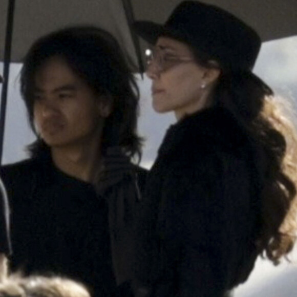 Angelina Jolie, accompagnée de son fils Maddox, sur le tournage du biopic "Maria" sur la vie de M.Callas à Paris, le 11 octobre 2023. L'actrice incarne la cantatrice, dont on célébrera le centenaire le 2 décembre 2023. Maddox, qui a étudié à l'Université Yonsei en Corée du Sud, semble suivre les traces de ses célèbres parents, mais en choisissant de rester dans les coulisses. 