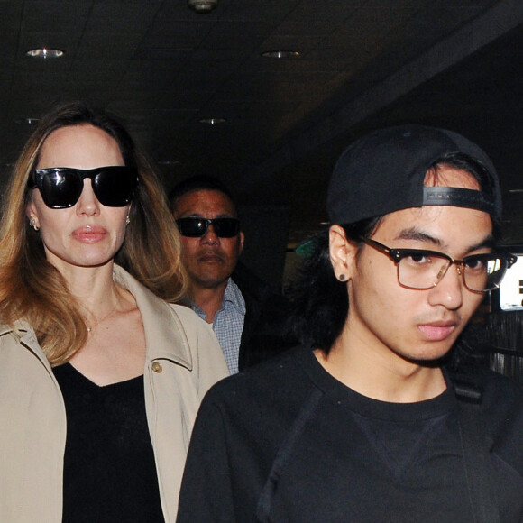 Exclusif - Angelina Jolie et son fils Maddox Jolie-Pitt quittent Washington, après avoir assisté au dîner d'état à la Maison, donné en l'honneur du président de Corée du Sud et de sa femme. Le 27 avril 2023 