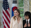 Ce n'est pas la première fois que les fils d'Angelina Jolie l'accompagnent pour une sortie officielle.
Angelina Jolie et son fils Maddox Jolie-Pitt à leur arrivée au dîner d'état donné en l'honneur du président sud-coréen et sa femme à la Maison Blanche à Washington. Le 26 avril 2023 