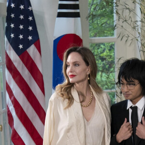 Ce n'est pas la première fois que les fils d'Angelina Jolie l'accompagnent pour une sortie officielle.
Angelina Jolie et son fils Maddox Jolie-Pitt à leur arrivée au dîner d'état donné en l'honneur du président sud-coréen et sa femme à la Maison Blanche à Washington. Le 26 avril 2023 