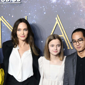 Tous avaient même fait le déplacement pour des avant-premières !
Angelina Jolie et ses enfants : Shiloh, Zahara, Vivienne, Knox et Maddox au photocall de la projection du film Eternals (Les Eternels) au BFI Imax à Londres le 27 octobre 2021. 